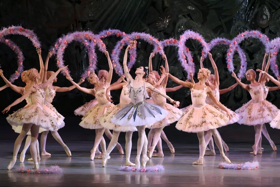 Корсар оживленный сад. Вальс цветов из балета корсар. Балет корсар оживленный сад. Корсар балет большой театр. Кордебалет в балете корсар.