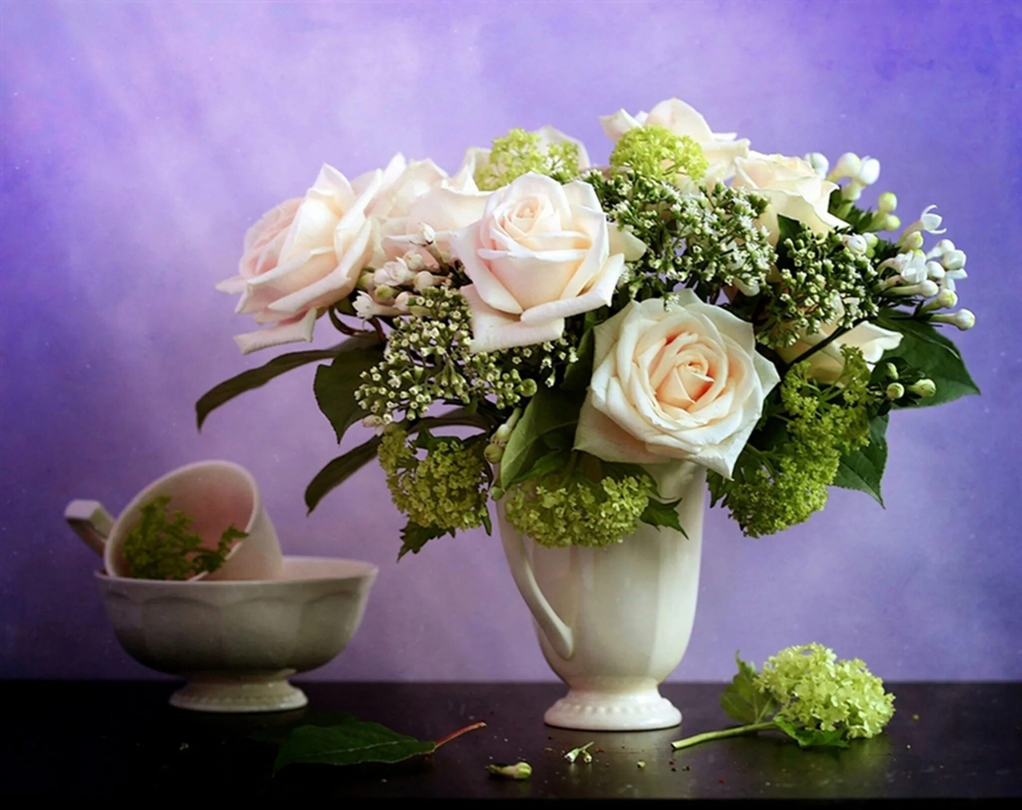 К чему снятся цветы в вазе. Цветочки в вазе. Цветы в вазе. Красивая ваза с цветами. Цветы на окне.