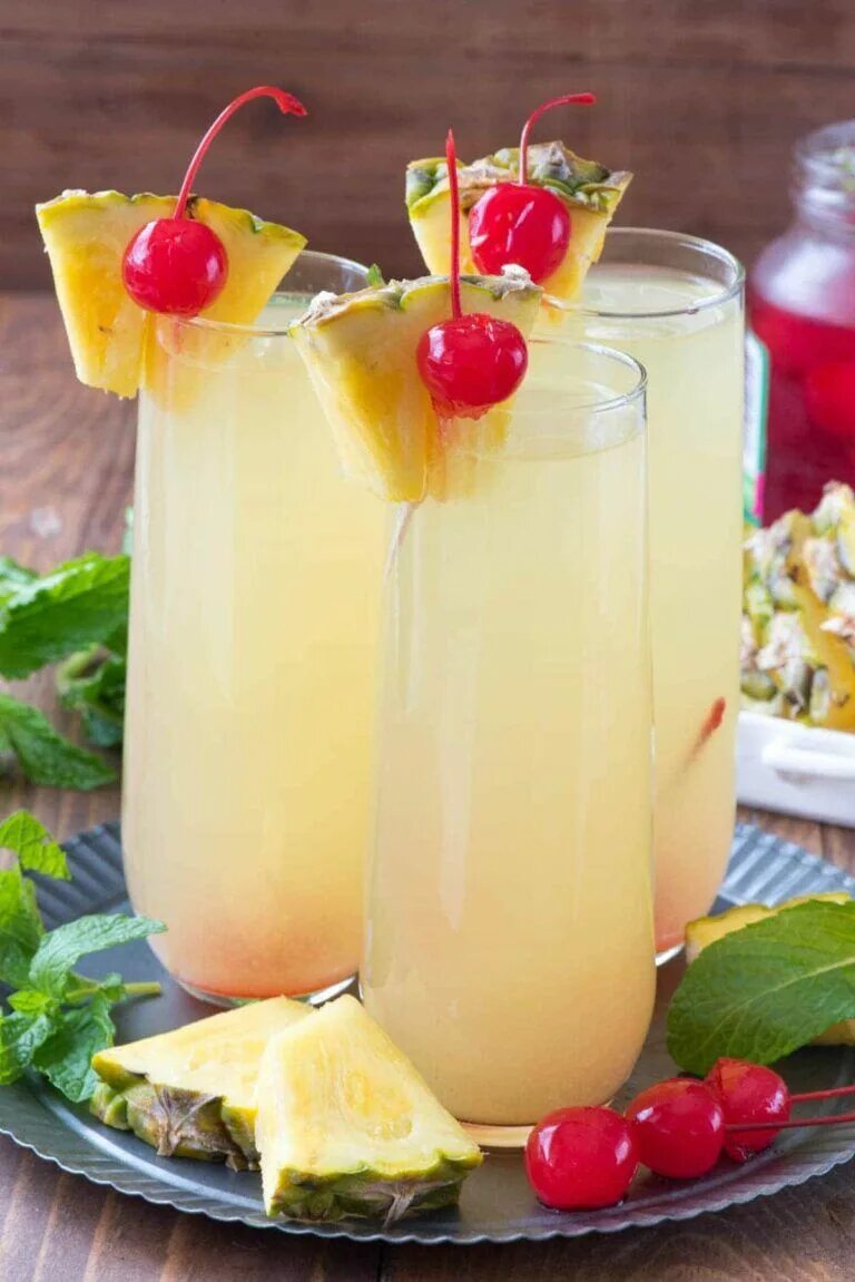 Ам ам коктейль. Коктейли с ананасовым сиропом. Bahama mama коктейль. Мартини с ананасовым соком. Коктейли с ананасовым сиропом.