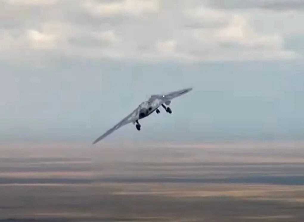Су 57 и беспилотник охотник. Бпла охотник. С-70 охотник с плоским соплом. Сбитый самолет в турции су 24. Турецкий байрактар беспилотник в карабахе.