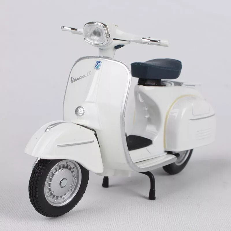 Мопед белый. Vespa 125. Vespa 125 gt. Белый мопед. Белоснежный мопед.