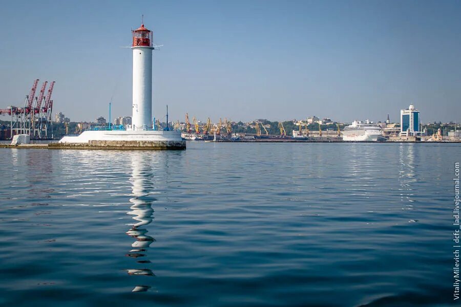 Одесское море. Порт Одессы вид с моря. Маяк порта Одесса. Одесский порт вид с моря. Украина черное море Одесса.