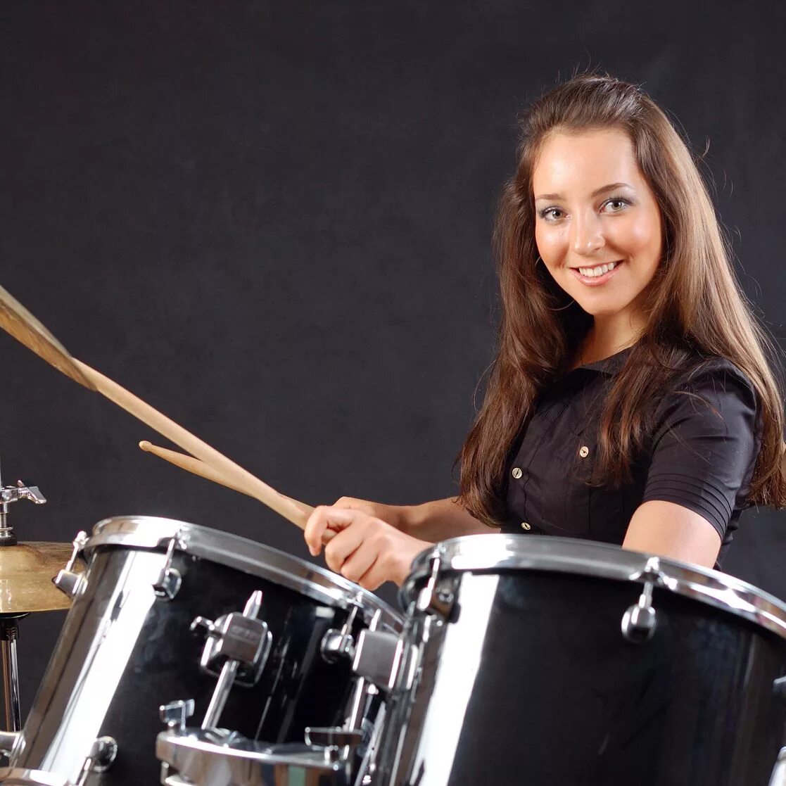 Красивая девушка на барабанах. Джен ленджер барабанщица. Джен леджер барабаны. Девушки играющие ударных. Юлиана нестерова барабанщица.