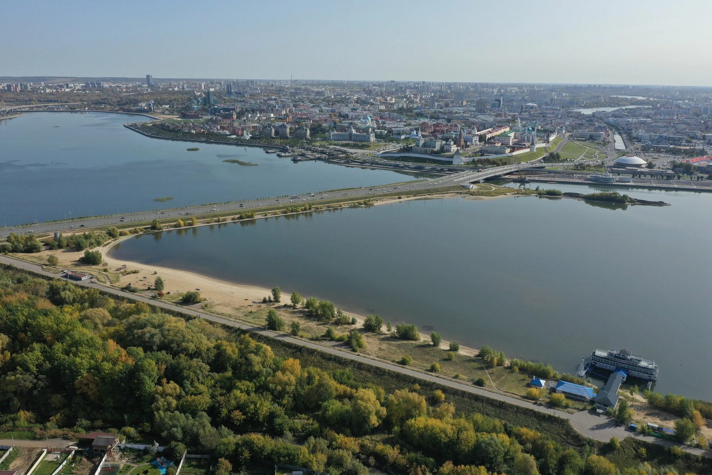 Казань расположен на реке. Река Казанка в Казани. Казань река Волга и Казанка. Река Волга в Казани набережная. Набережная Казанки и Волги Казань.