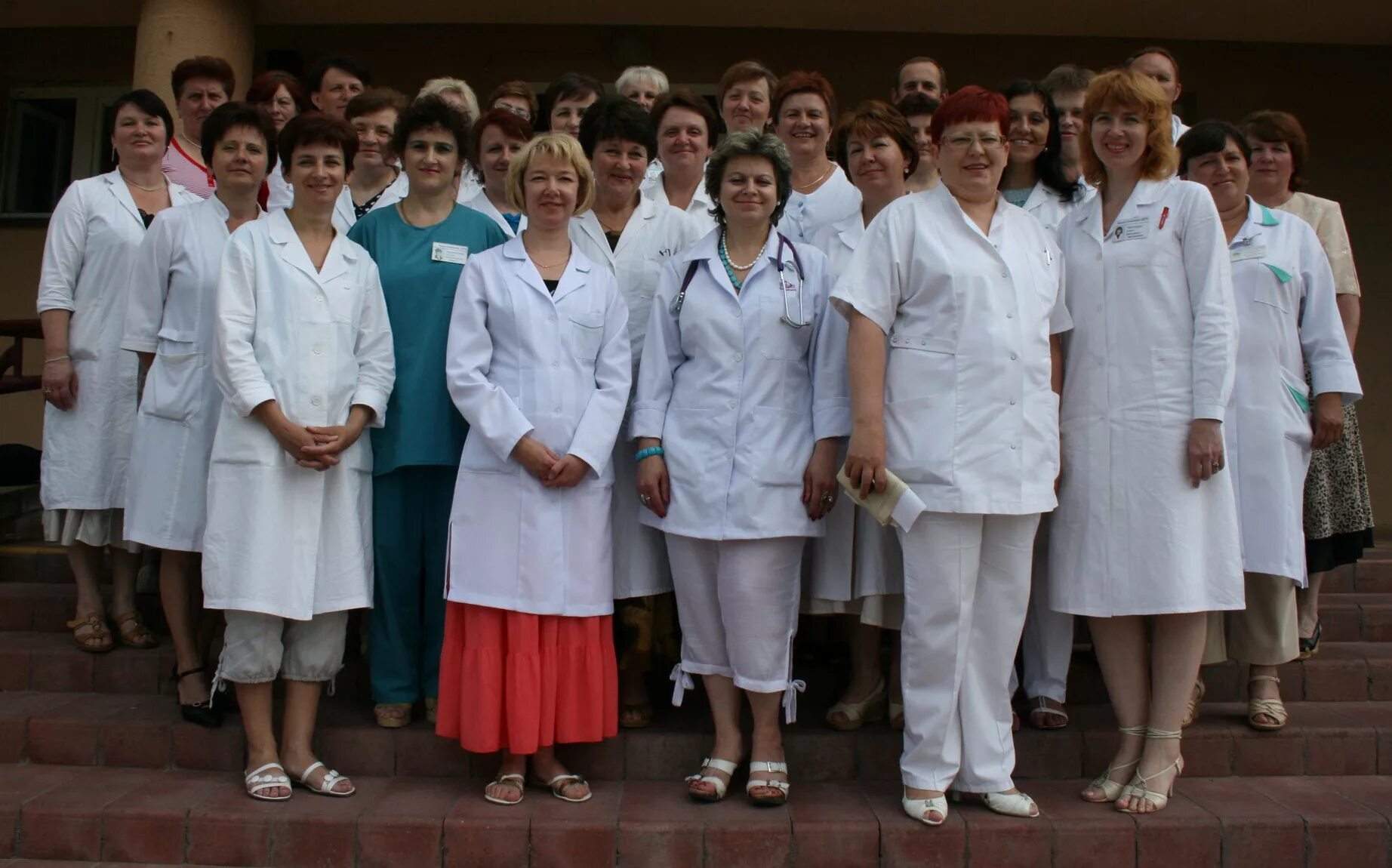 Группа врачей. Много врачей. Коллектив медработников. Врач в белом халате.