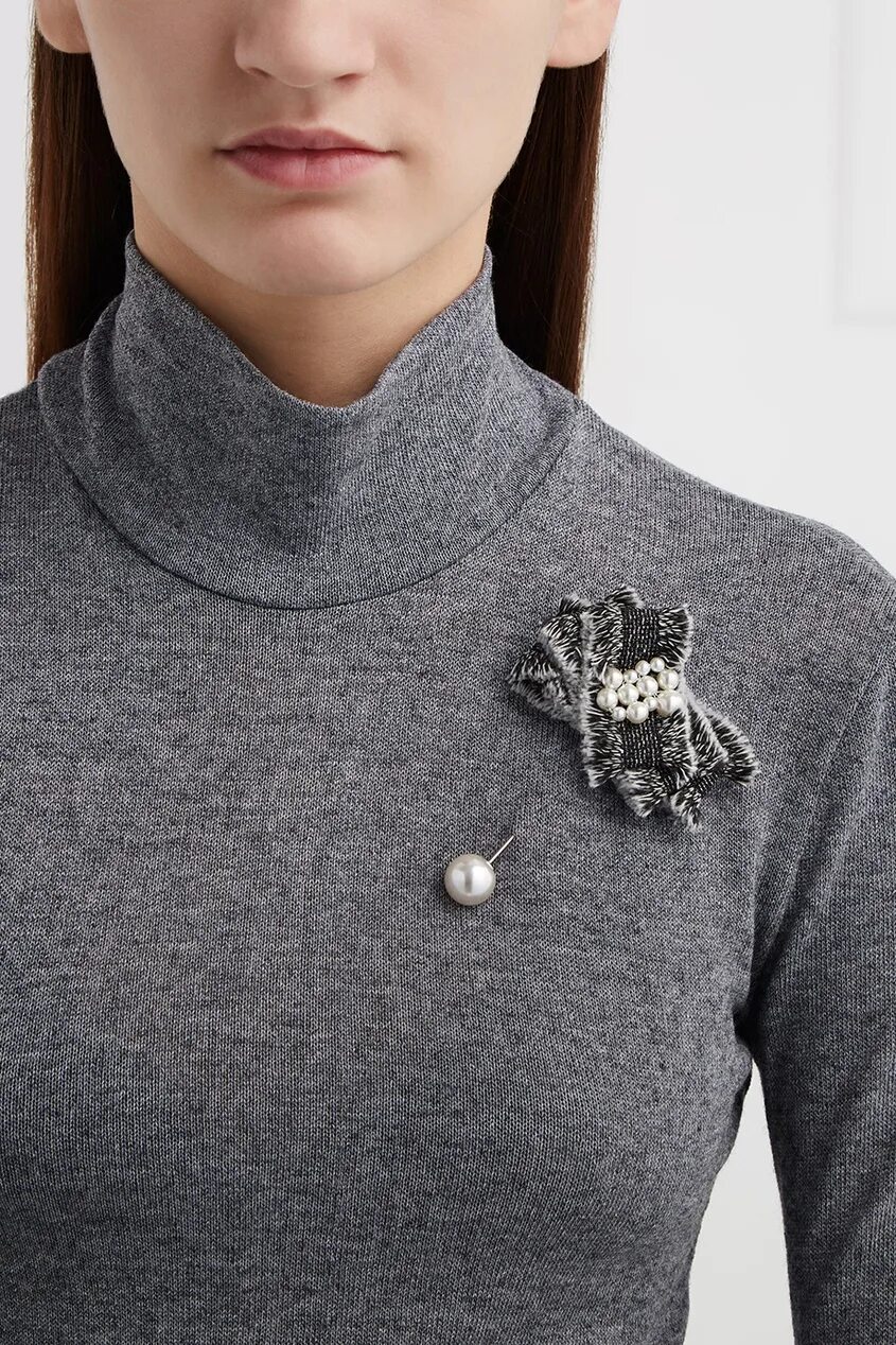 на какую сторону прикалывают брошь. на какую сторону прикалывают брошь. брошка на платье. платье с брошью. брошка на платье.