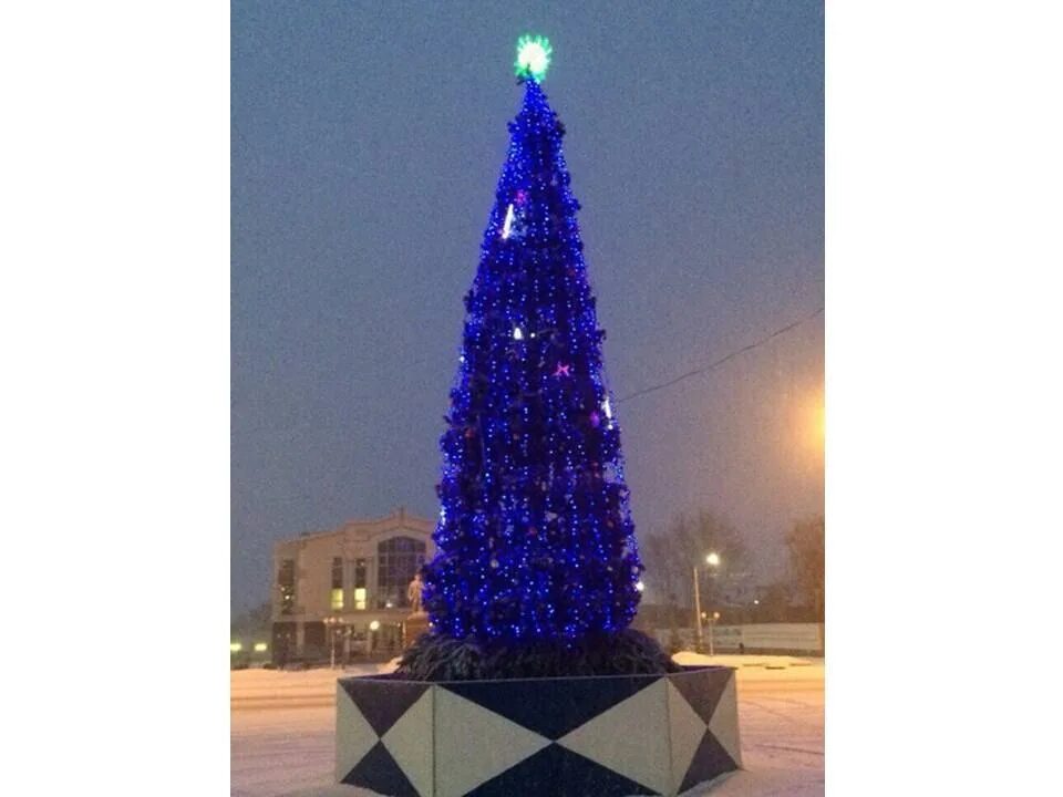 Новогодняя елка чистополя. Елка чистополь. Елка чистополь. Чистополь елка в скарятинском. Елка в чистополе 2022.