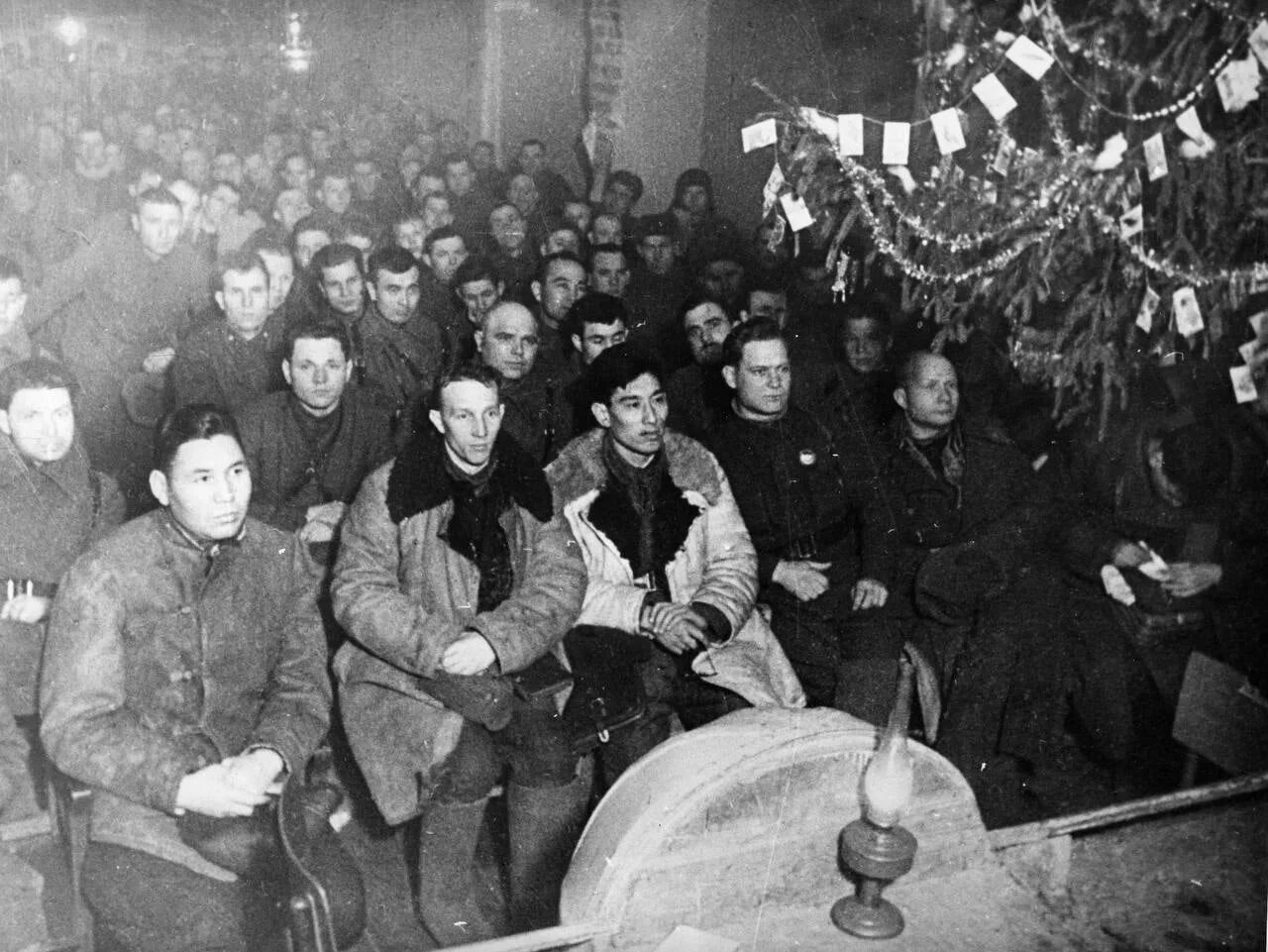 31 декабря 1941. Елка на фронте Великой Отечественной войны. Елка в блокадном Ленинграде 1943. Новый год на фронте. Новый год в годы войны.