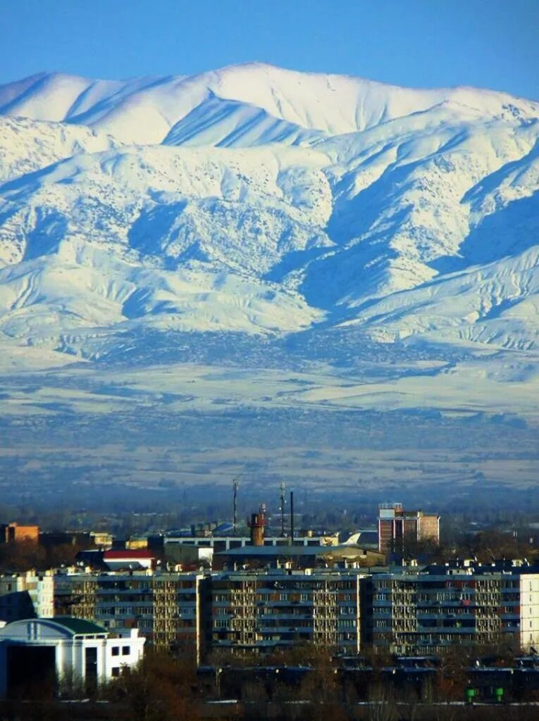 Чимганские горы узбекистан. Ташкент над уровнем. Ташкент здание чорсу. Ташкент над уровнем. Кураминский хребет узбекистан.