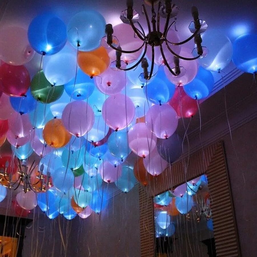 Доставка потолок шар. Воздушные шары в комнате. Украшение потолка шарами. Шары со светодиодами. Воздушные шарики под потолок.