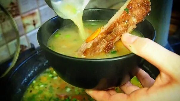 Рецепт горохового супа в казане. Гороховый суп с копченостями в казане. Суп с копченостями казан. Гороховый суп в афганском казане. Гороховый суп в казане на костре.