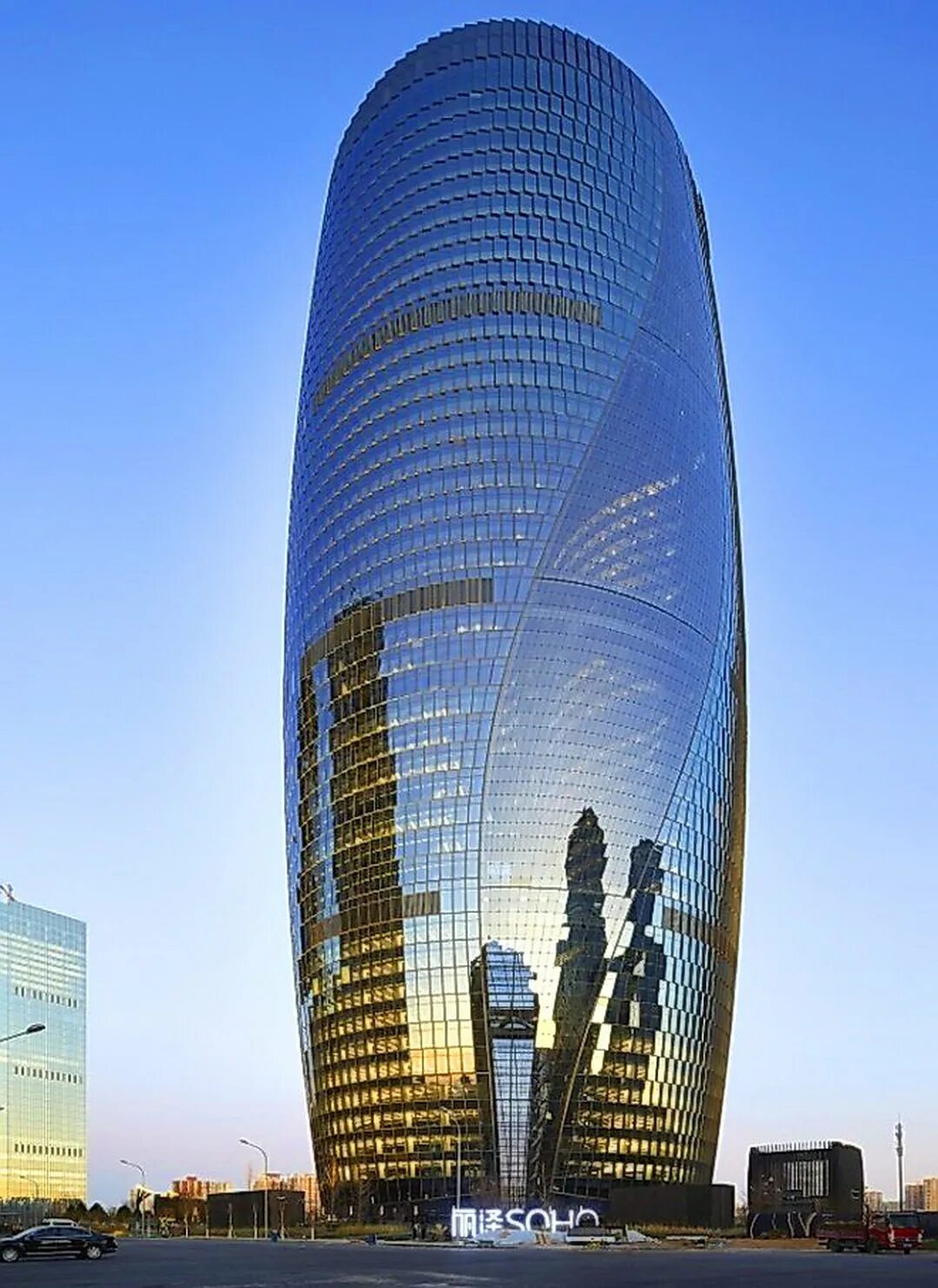 Современный небоскреб. Небоскреб Leeza Soho. Башня Leeza Soho Пекин. Leeza Soho Заха Хадид. Заха Хадид небоскреб.