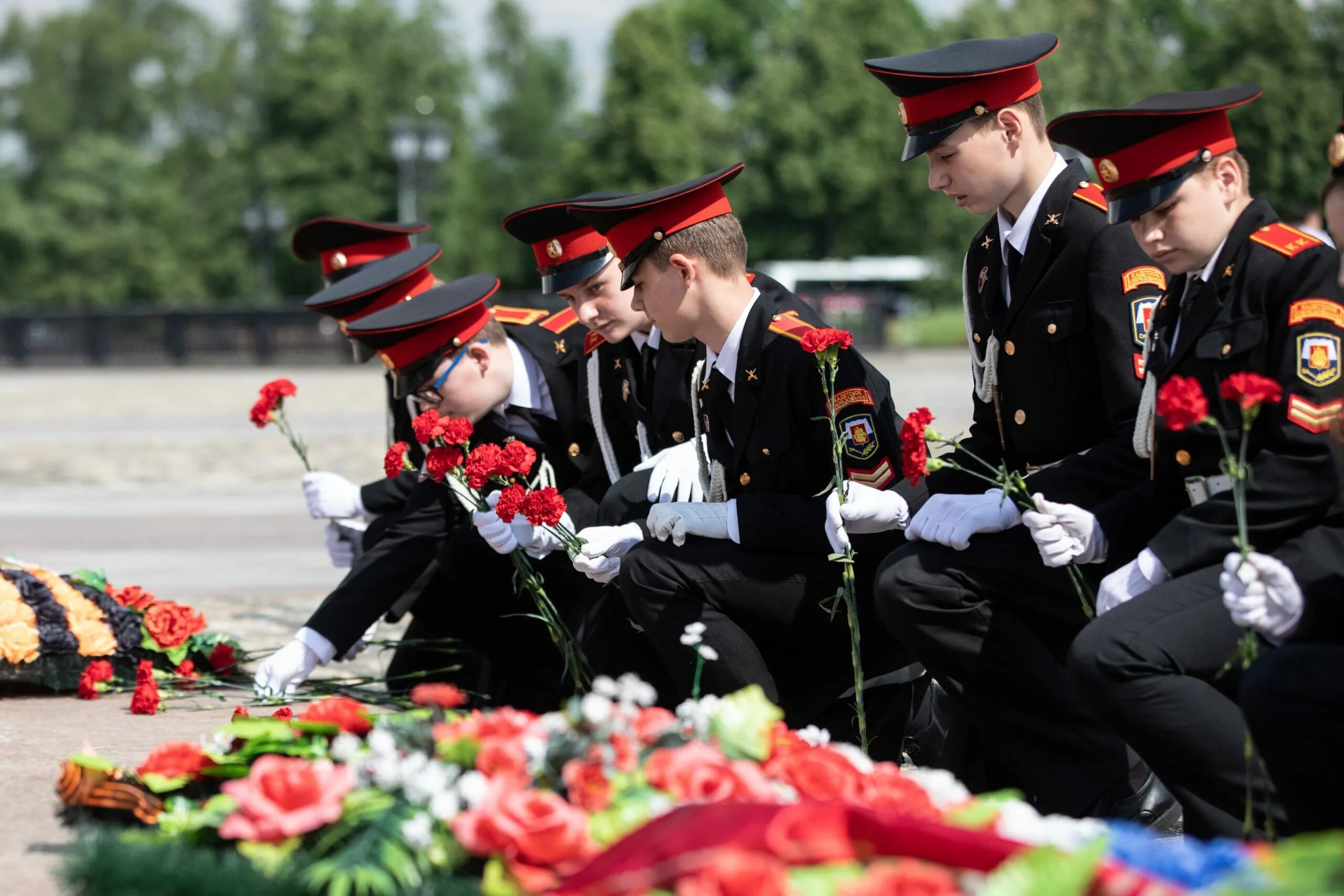 Кадеты на возложении цветов. Год памяти и славы в России. Кадеты возлагают цветы 9 мая. Кадеты возложили цветы 12 января 2023.