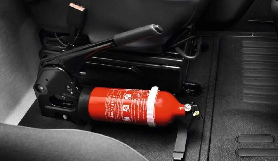 Тушение автомобиля огнетушителем. Porsche 911 огнетушитель. W166 огнетушитель. Огнетушитель fire. Огнетушитель кар.