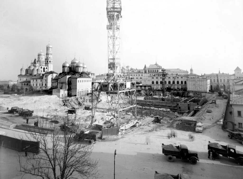 Какие города были построены в ссср. Кремлевский дворец съездов 1960. Строительство кремлевского дворца съездов. Кремлёвский дворец съездов 1961. Московский Кремль дворец съездов.