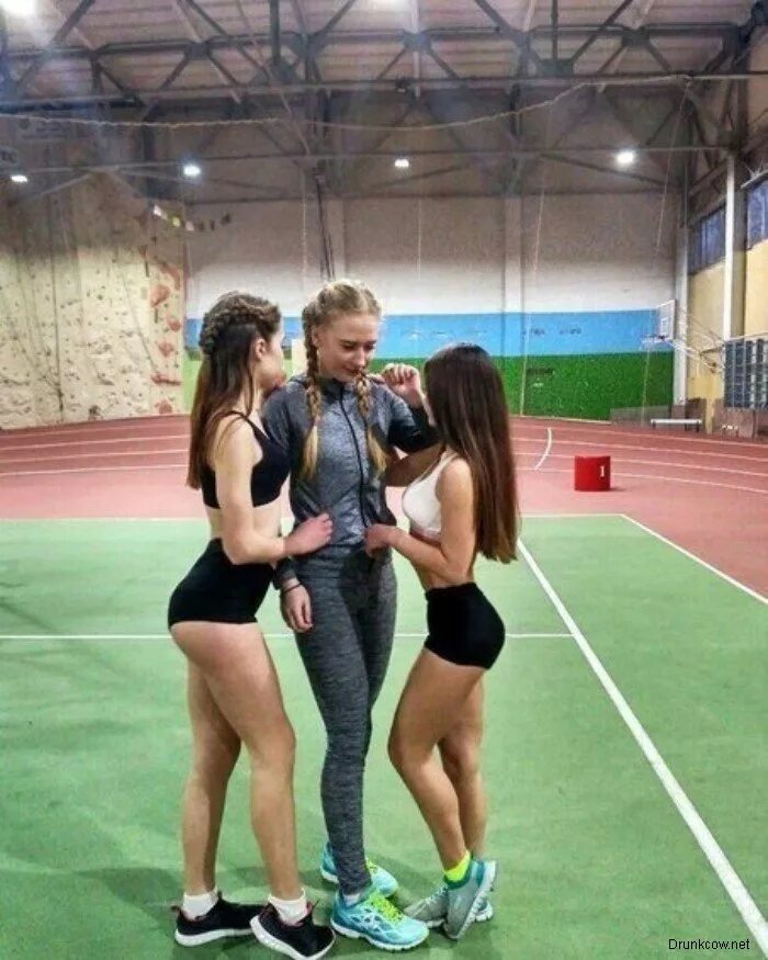 Девушки на физре. Девушки на физкультуре. красивые девушки на физкультуре. девочки на физкультуре. школьницы на физкультуре.