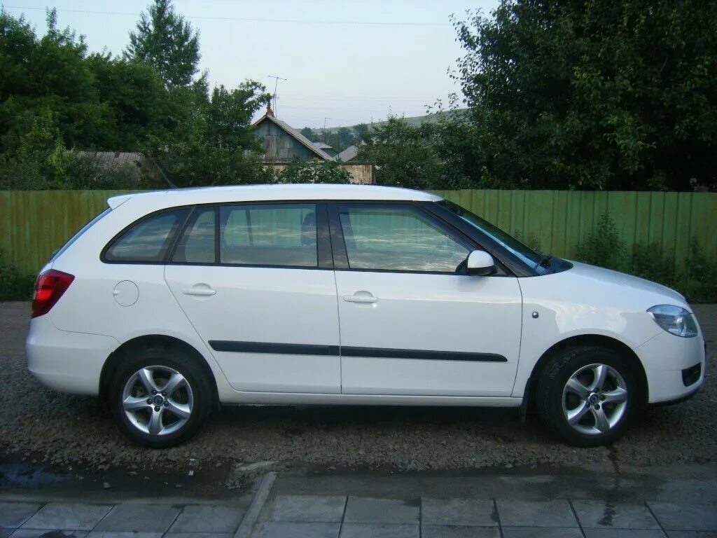 Шкода фабия универсал с пробегом. Шкода фабия 2 универсал. skoda fabia 2009 универсал. шкода фабия универсал 1.4. шкода фабия 1.4 белая.