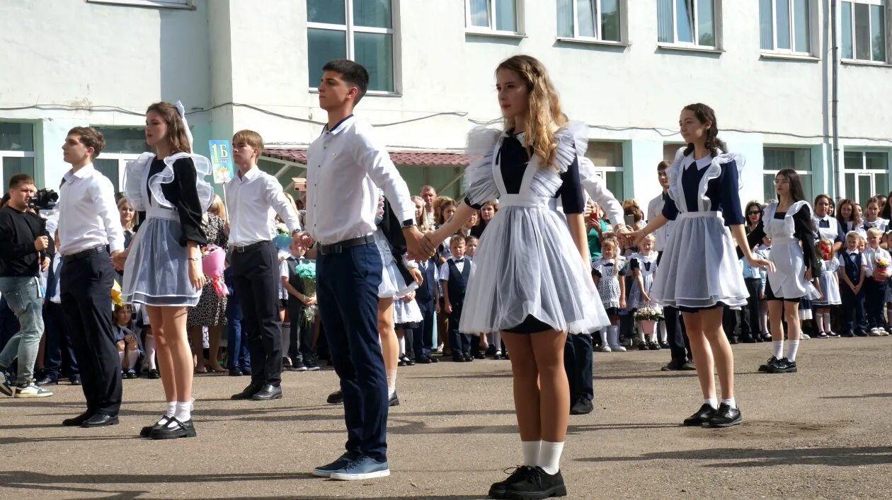 Школа 14 уссурийск. 14 Школа Уссурийск. 1 Сентября старшеклассники. Школьная линейка старшеклассники. Линейка первого сентября старшеклассники.