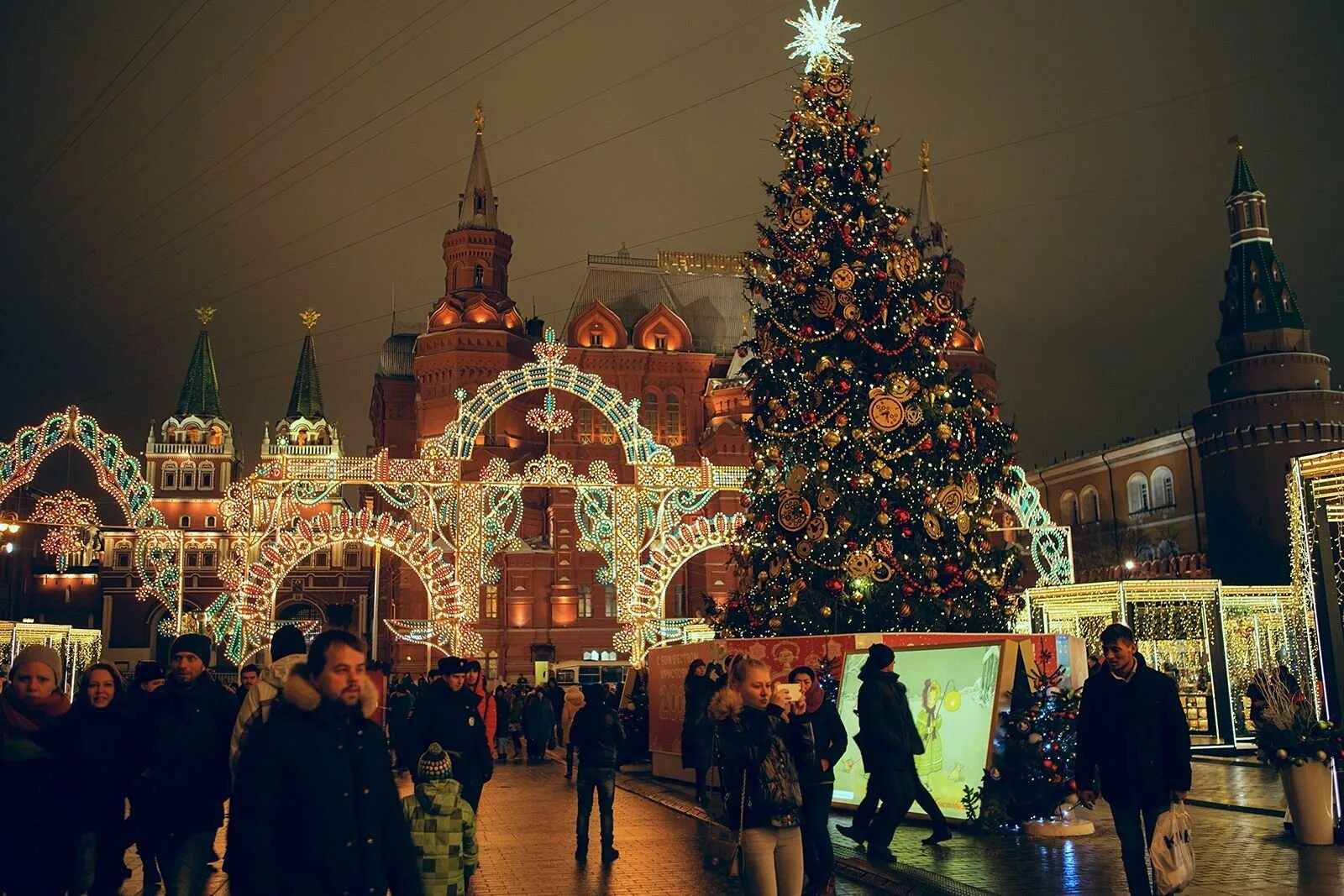 Почему в россии рождество. Новогодняя Москва. Рождество на красной площади. Новогодняя красная площадь. Новогодние гуляния на красной площади.