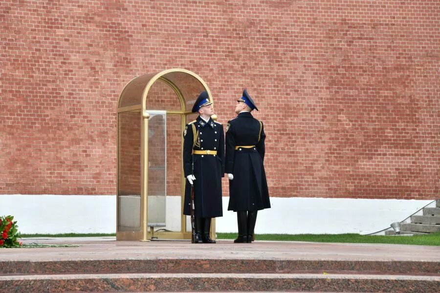 У могилы неизвестного солдата песня. Могила неизвестного солдата у кремлевской стены. Солдат у кремлевской стены. Фото могилы неизвестного солдата у кремлевской стены в Москве.
