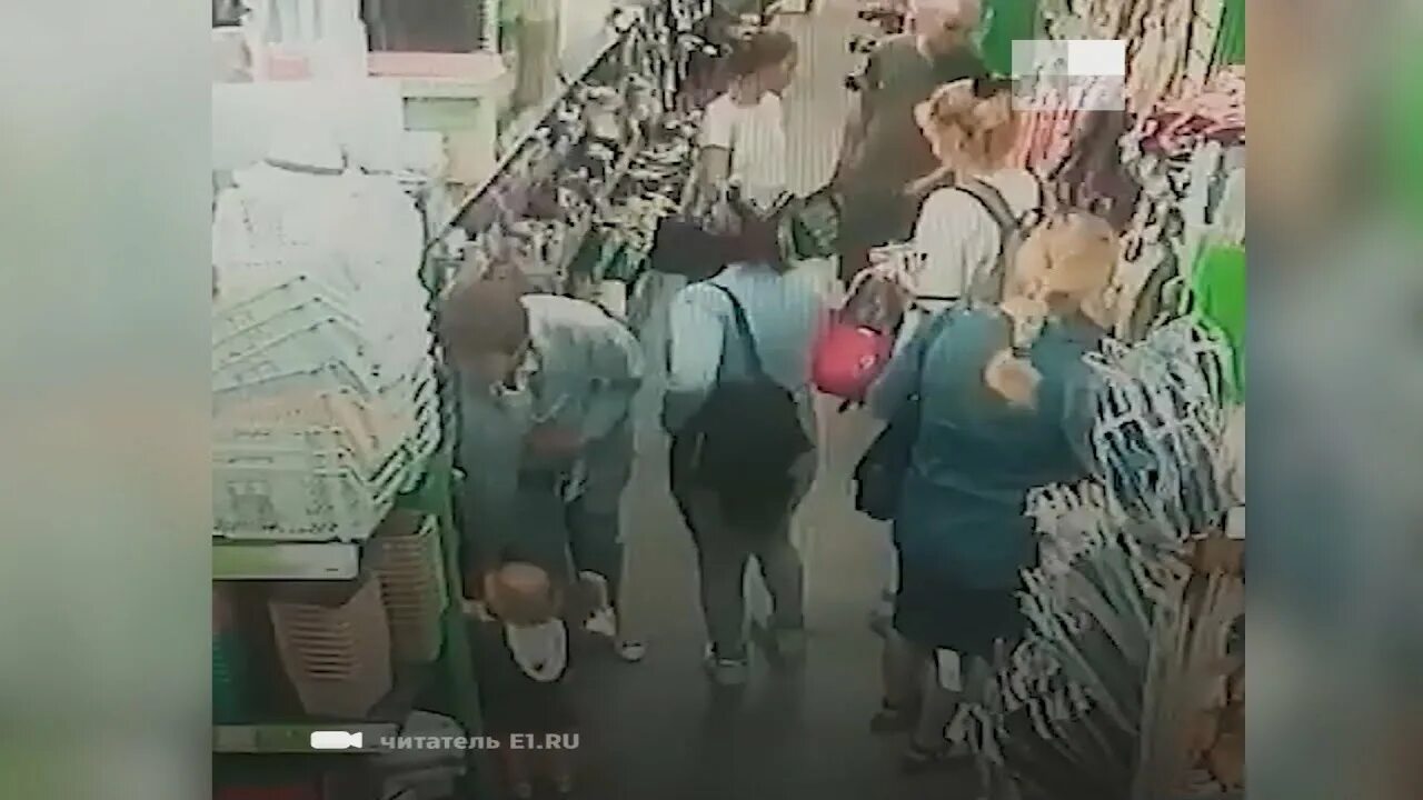 Золотое яблоко охранник. Тц метрополис золотое яблоко. Тц метрополис москва. Кражи из золотого яблока екатеринбург. Кража из магазина.