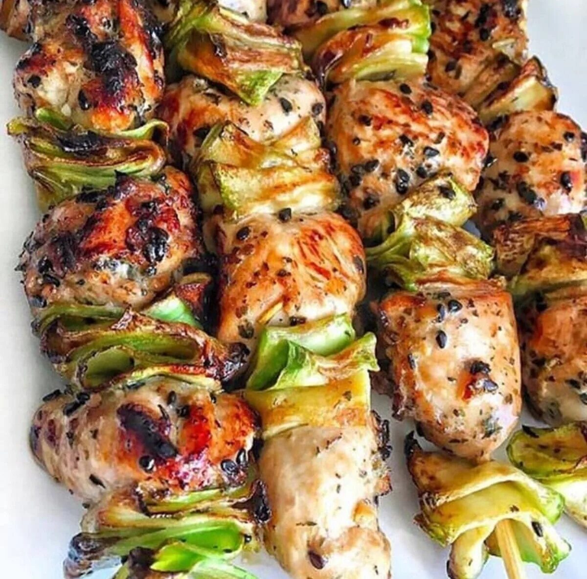 Шашлык из филе грудки. Шашлык из. куриные шашлычки. шашлычки из куриной грудки. куриные шашлычки на шпажках с овощами.