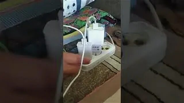 Мобильник на зарядке. Zqs6208 колонка не заряжается на зарядке. Как поставить телефон на зарядку на весу. Сломанный кабель зарядки. Зарядка лайтнинг айфон.