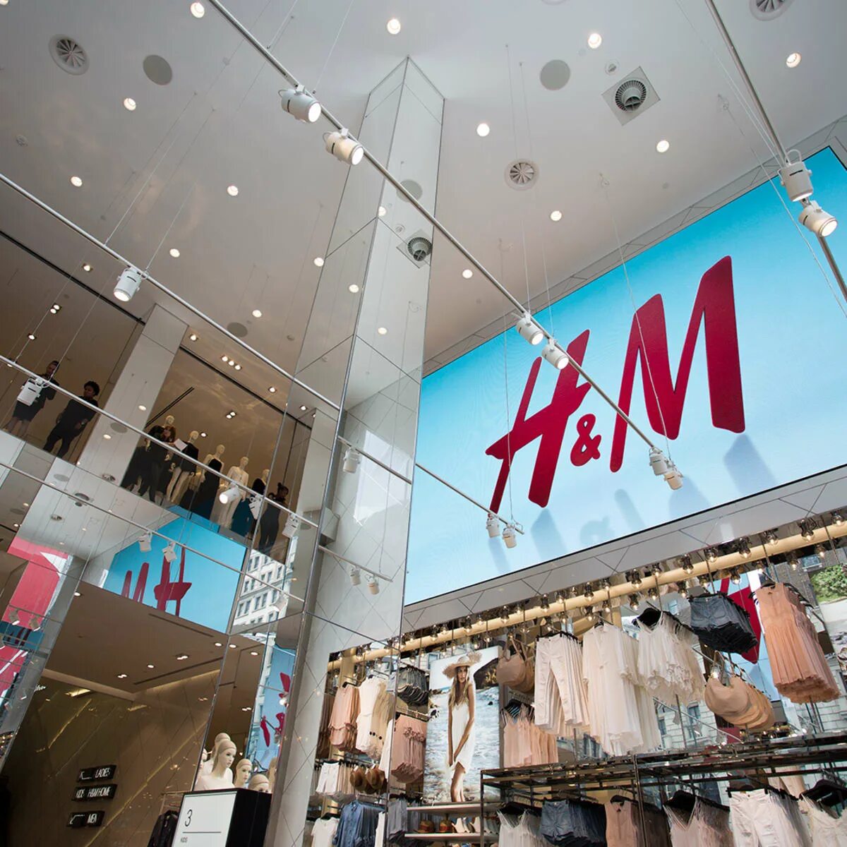 H m ch. H M магазин. Одежда фирмы h&m. Магазин одежды HM. H M на Тверской.