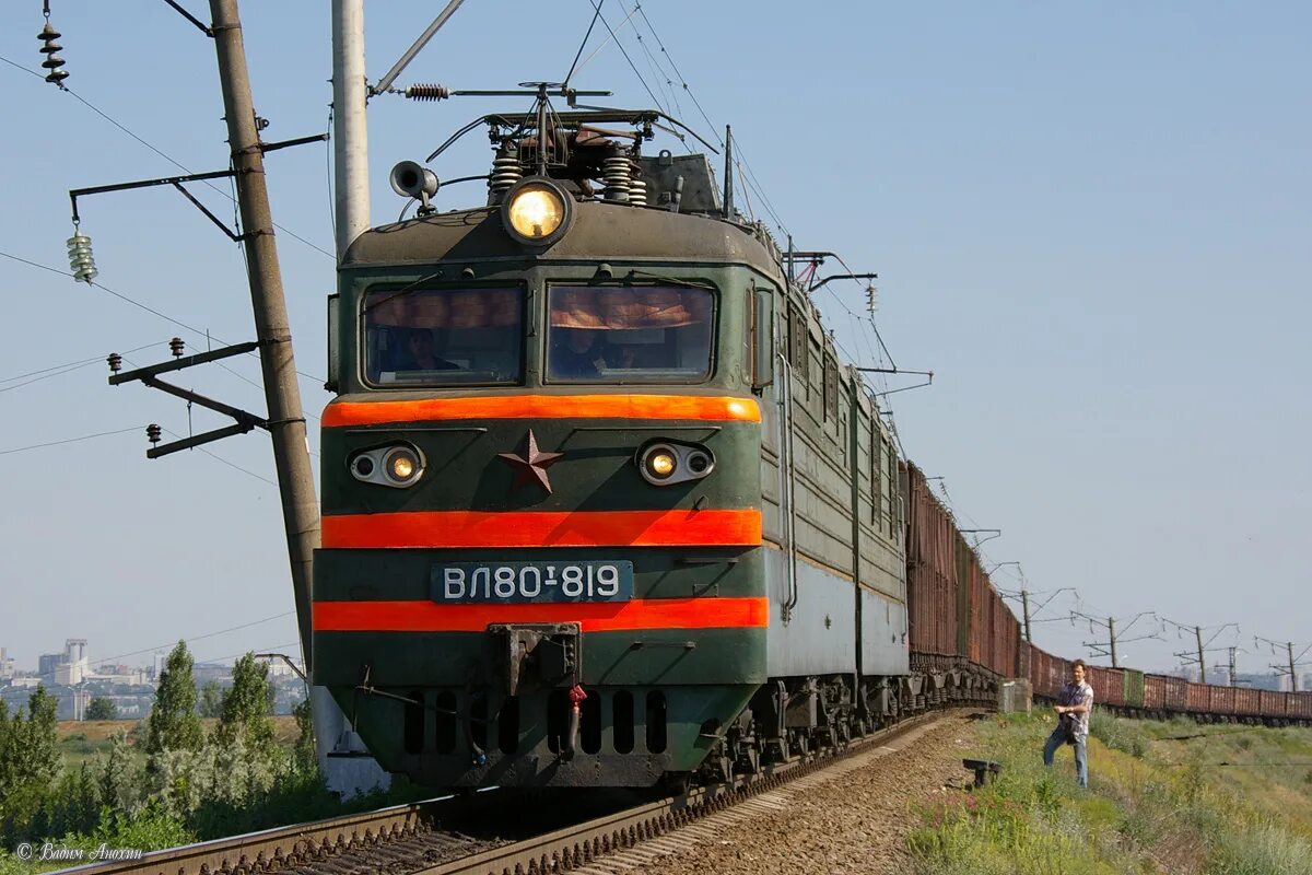 Электровозы право. Локомотив вл 80. Локомотив Железнодорожный вл80. Вл80 электровоз. Поезд электровоз вл 80.