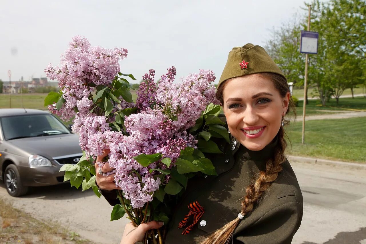Цветами встречала