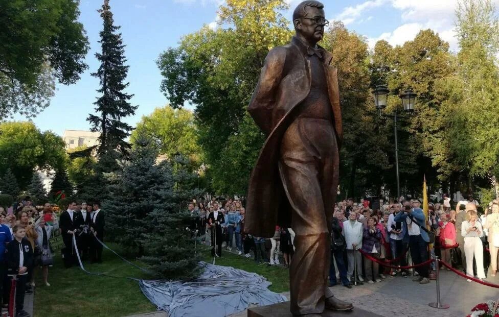 Памятник шостаковичу в санкт петербурге. Памятник дмитрию шостаковичу в самаре. памятник шостаковичу в москве. сквер шостаковича самара.