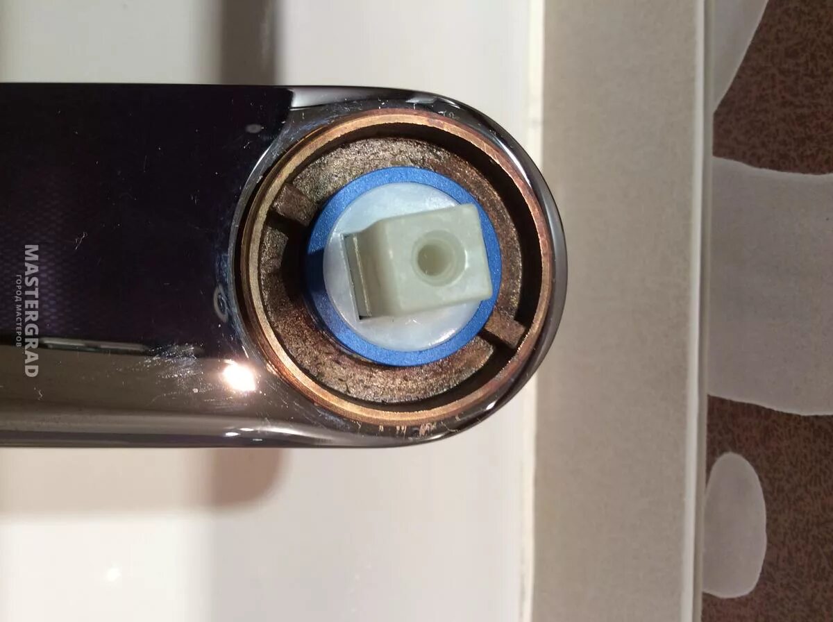 установленный смеситель в ванной. открутить кран смесителя в ванной. кран букса 1288. каким ключом поменять смеситель. ключ для откручивания кран буксы.