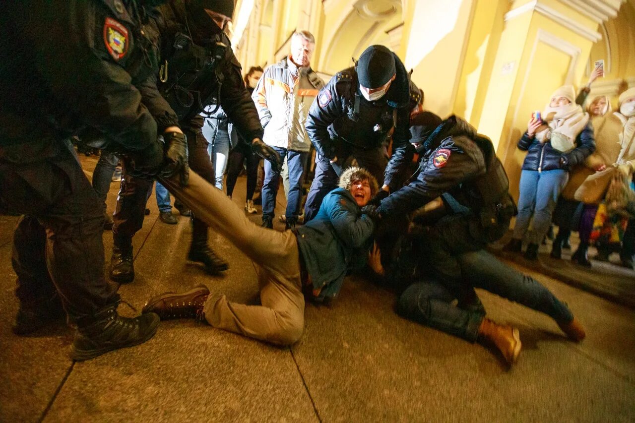 Митинги против войны в Петербурге. Нет войне митинг СПБ. Протесты в Питере против войны. Питер 24.03 23