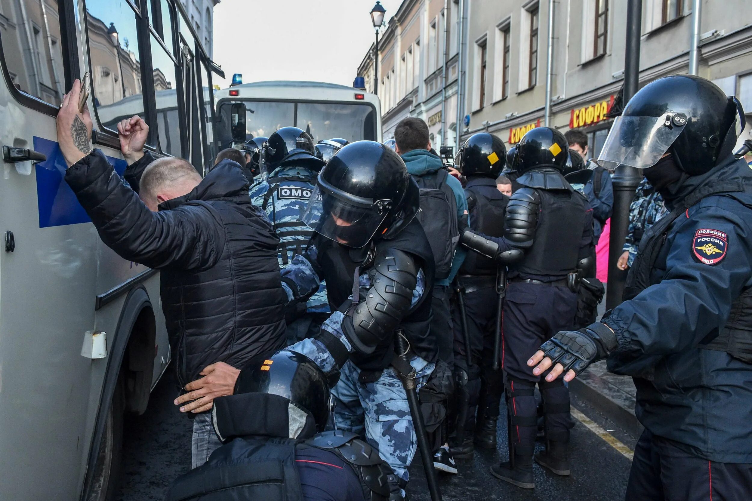 Массовые беспорядки рф. Массовые беспорядки полиция. Массовые беспорядки в РФ полиция. Массовые беспорядки ОМОН.