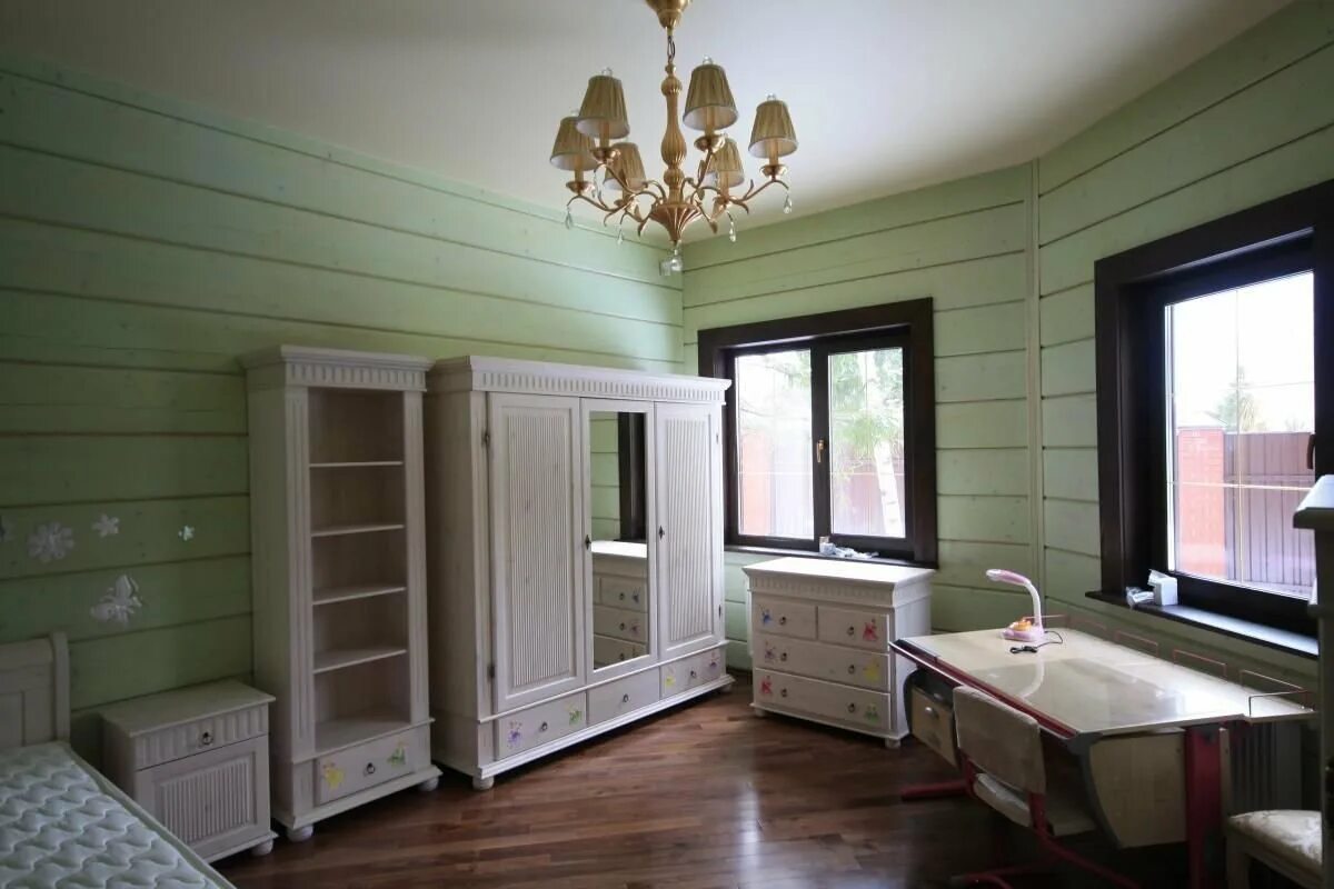 Покраска вагонки в доме. Tikkurila зеленый имитация бруса. Имитация бруса внутри Тиккурила. Крашеные деревянные стены. Краска для стен в деревянном доме.