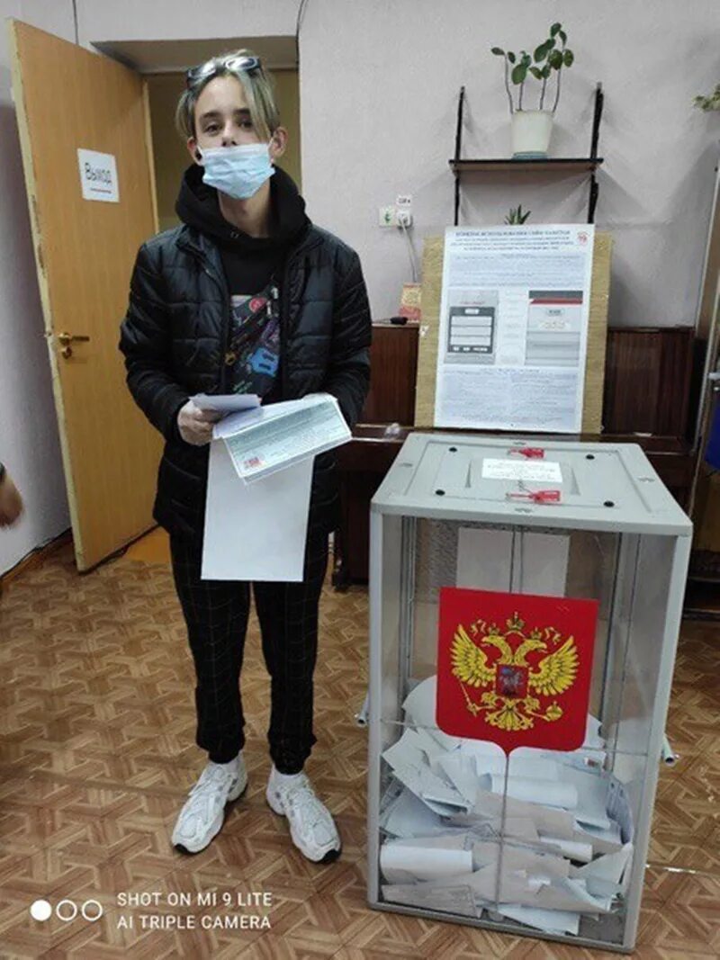 Молодежь голосует на выборах. Голосование на выборах Снежинск. Молодежь голосует на выборах фото. Как грлусует на выбора. За голосование на выборах дают деньги