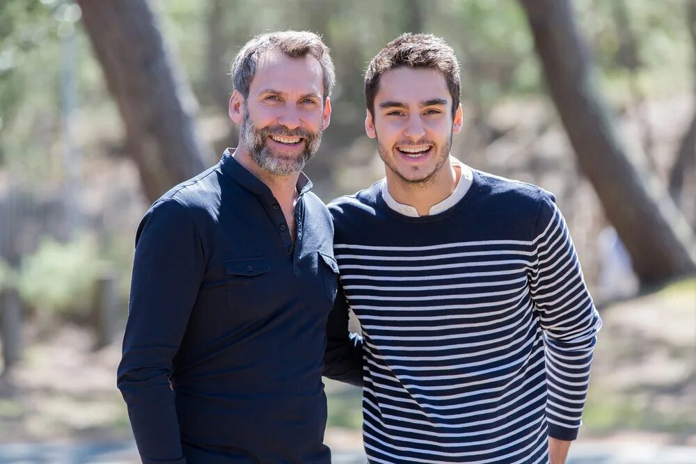 Сын мужской. Мексиканский отец и взрослый сын. Latino father son. Father and eldest son. Imitation father.