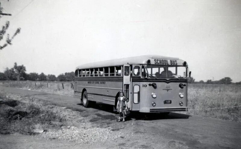 Автобус первую часть. Автобусы СССР 1950-Х. Автобус ЗИС 1950. Ford School Bus 1950. Школьный автобус 1960.