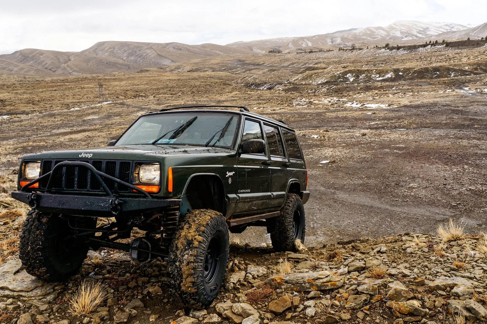 Лучшие автомобили полный привод. Джип Чероки 4х4. Jeep Cherokee внедорожный. Jeep Grand Cherokee на бездорожье.