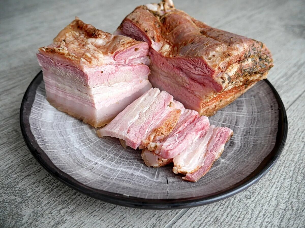 Корейка свиная в духовке. Как приготовить грудинку фото. Свинина грудинка. Порк белли. Грудинка из свинины.