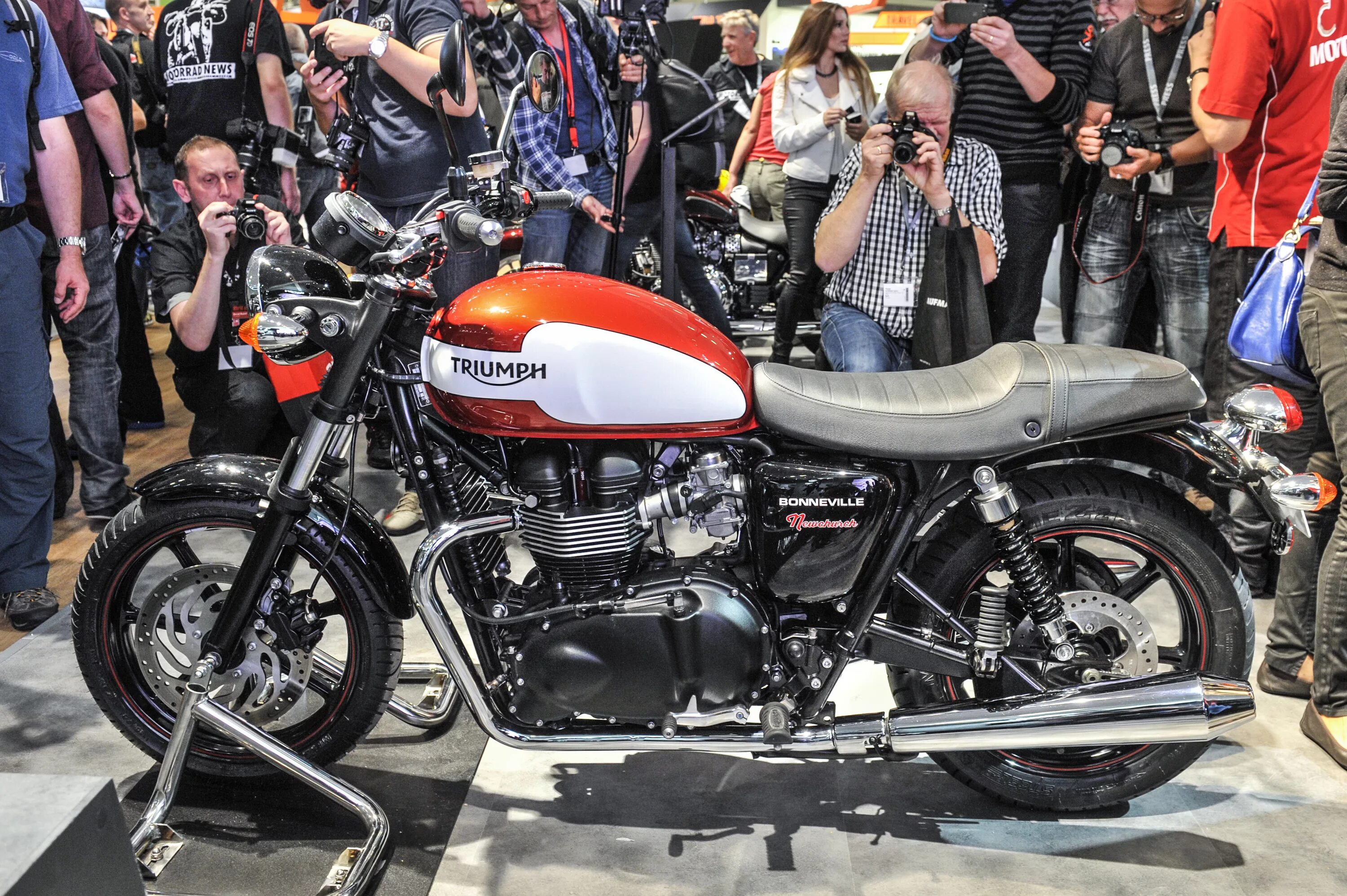 Триумф рядом. Triumph bonneville t100 spirit. triumph bonneville spirit. triumph classic: newchurch, t214, spirit характеристика. триумф вк фото.