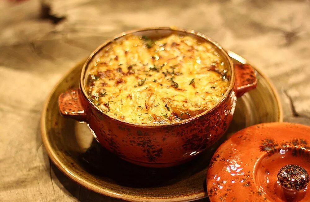 рис в горшочках в духовке с мясом. блюда в керамических горшочках. ковурма в горшочках. чанахи в горшочках в духовке. блюда в глиняном горшке.