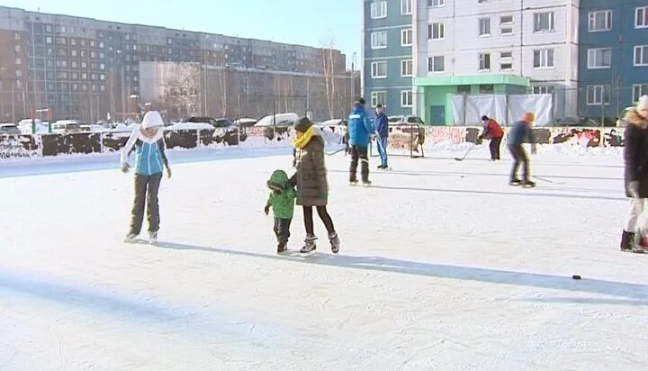 Каток нижневартовск 2022. Катки в нижневартовске. Каток нижневартовск открытый. Нижневартовск ледовый каток. 5 микрорайон нижневартовск каток.