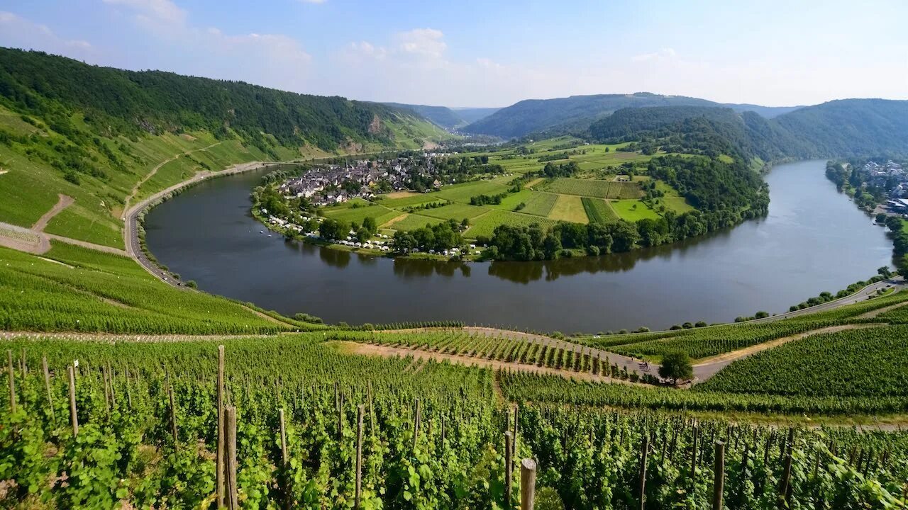 Река мозель приток. Саар (приток Мозеля). ГСП инвестиции Мозель. Moselle River loop. Moselle River loop near Kröv, Germany.