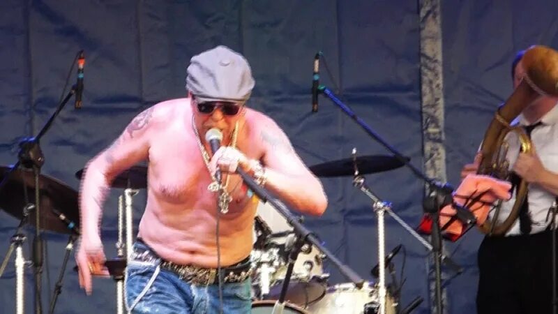 Гарик сукачев курит. Гарик сукачев бабушка песня. Гарик сукачев моя бабушка курит трубку. Гарик сукачев бабушка песня. Неприкасаемые и гарик сукачев бабушка курит.