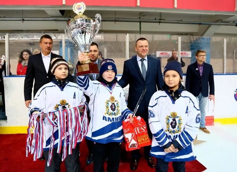 Хк бобров 2009. Детский хоккейный лагерь. Локомотив 2016 год дети хоккеисты. Рассвет хоккей дети 16 лет. Хоккейная школа рассвет в красноярске.