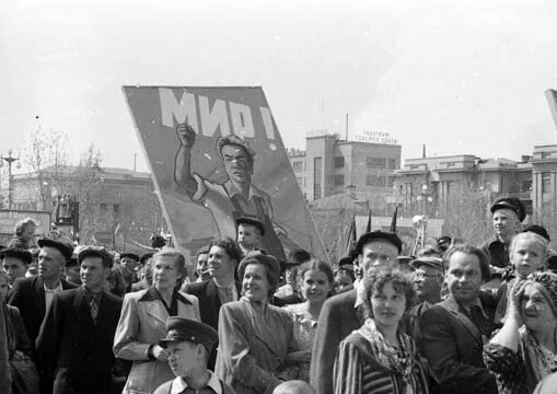 Демонстрация 1 г. Демонстрация 1 мая в ссср. первомайские демонстрации куйбышев ссср. парад 1 мая ссср. парад 1 мая 1956.