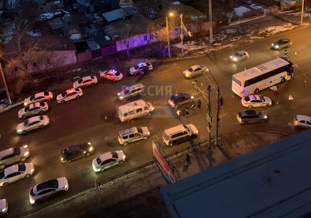 Автобус и пешеходный переход. Сбили пешехода Астрахань. Сбили пешехода Астрахань сегодня.