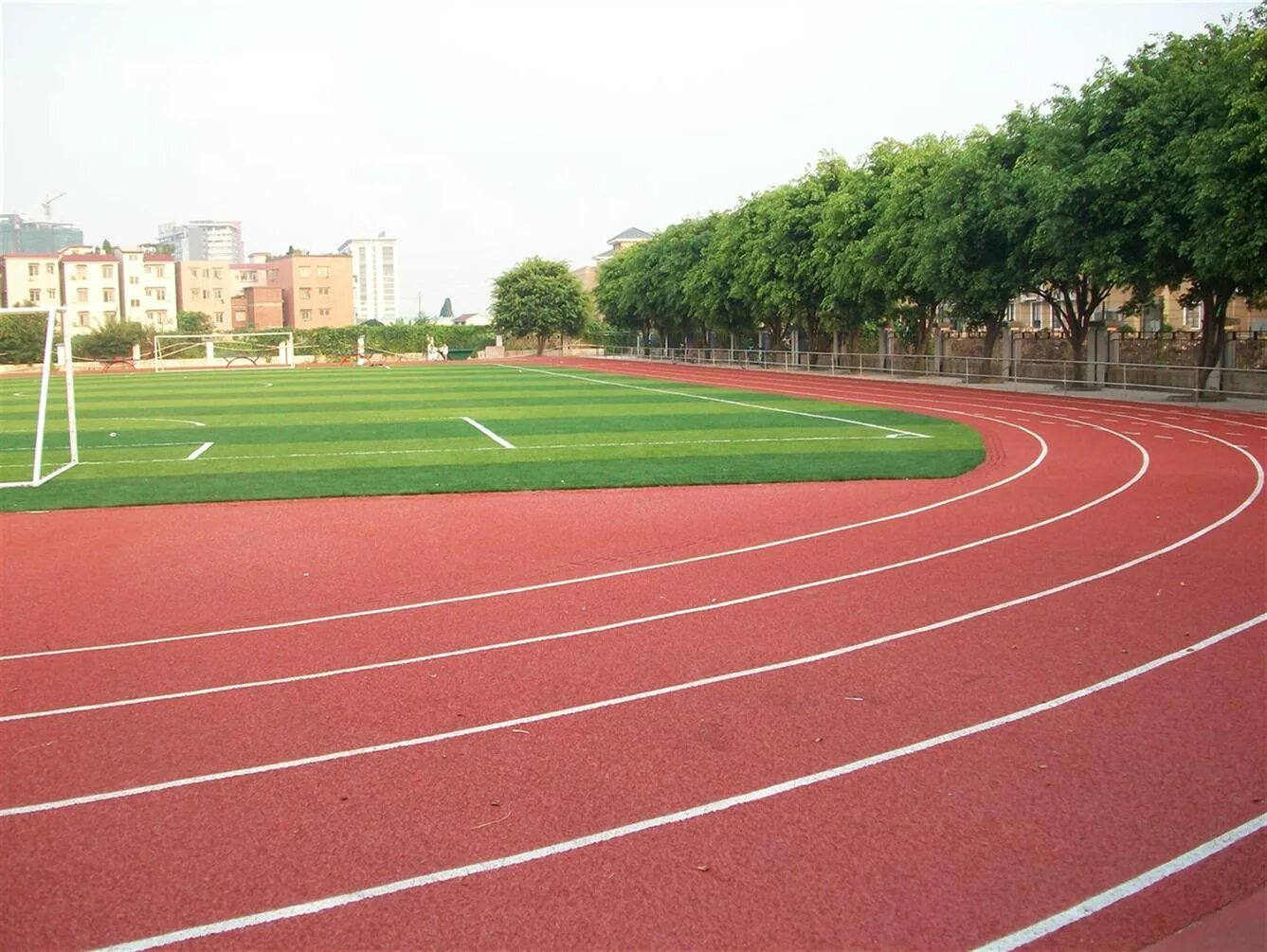 Беговой стадион. Дорожка для бега. Трасса для бега. Легкоатлетическая дорожка. Беговая дорожка на стадионе сбоку старт.