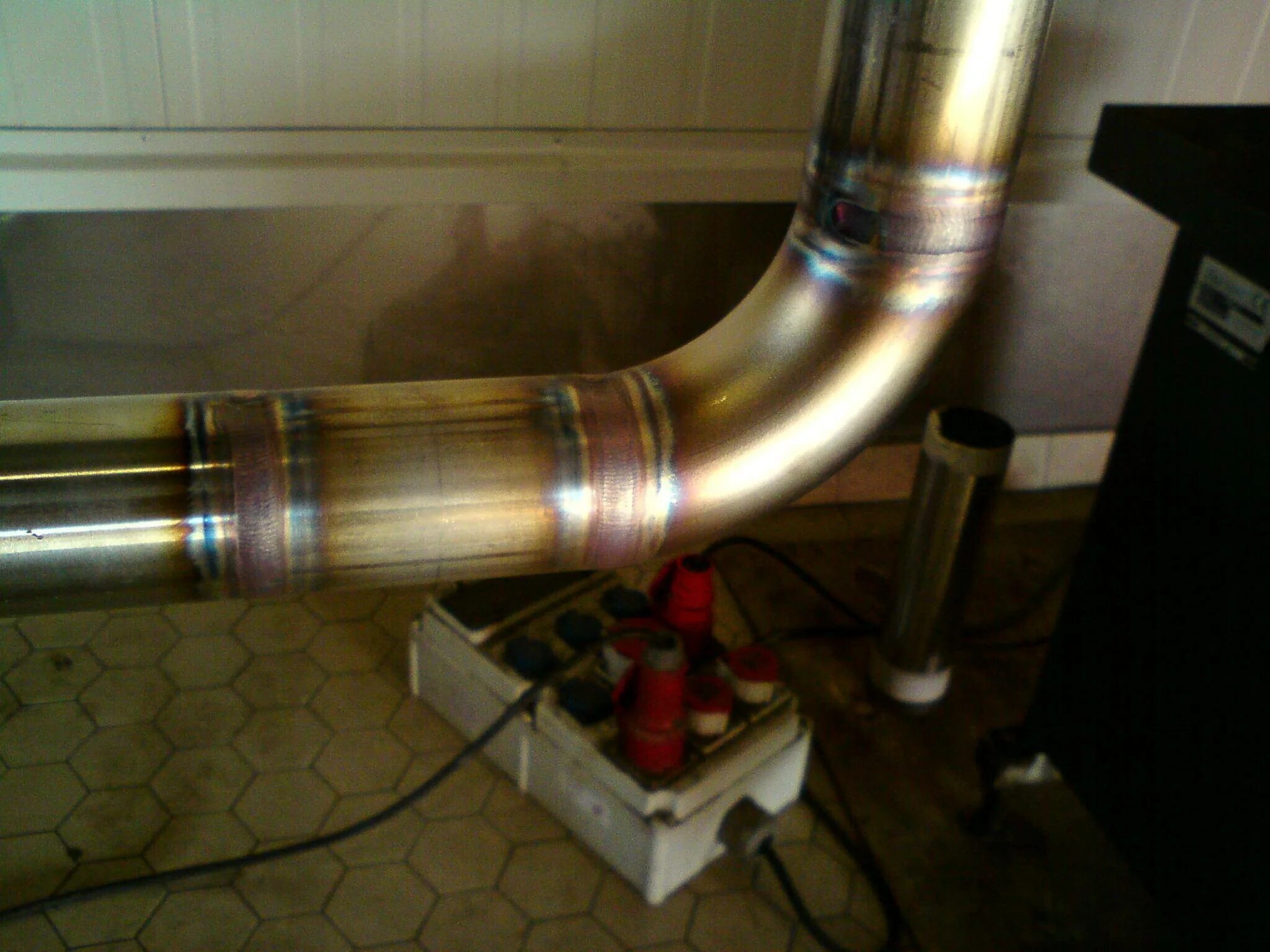 Сварка аргоном труба нержавейка. Сварка сталь 20 аргоном. Сварка труб аргоном. Сварка толстой нержавейки аргоном. Сварочный стык аргоном.